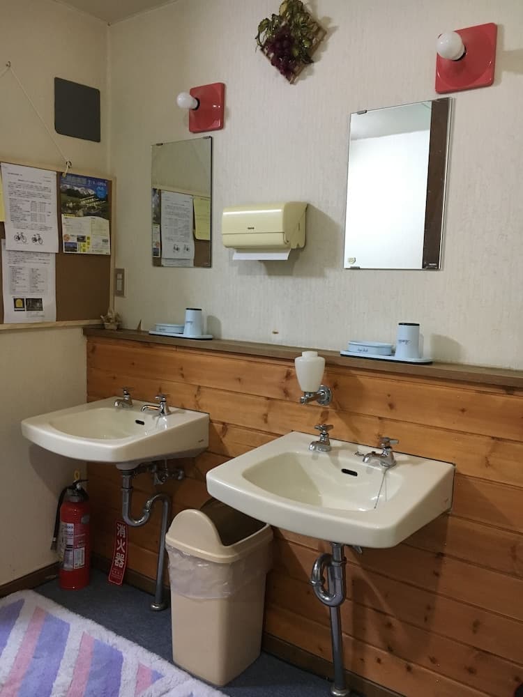 Deep soaking bathtub
