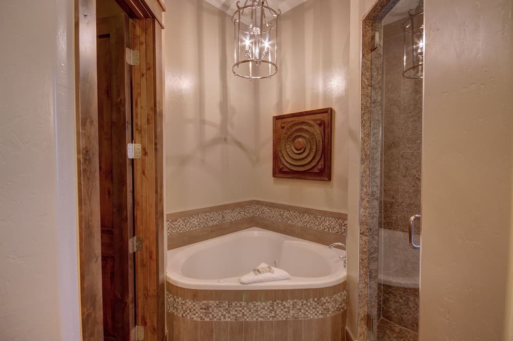 Deep soaking bathtub