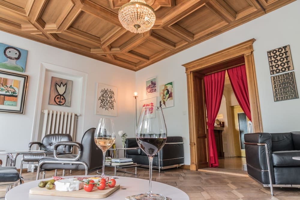 Lobby lounge