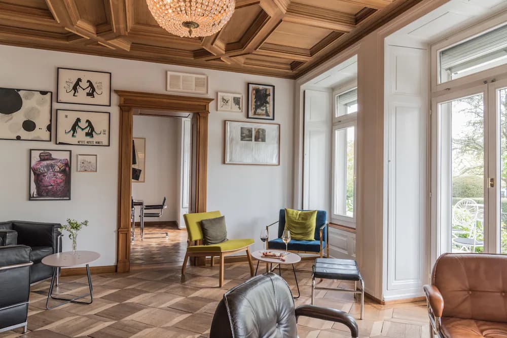Lobby lounge