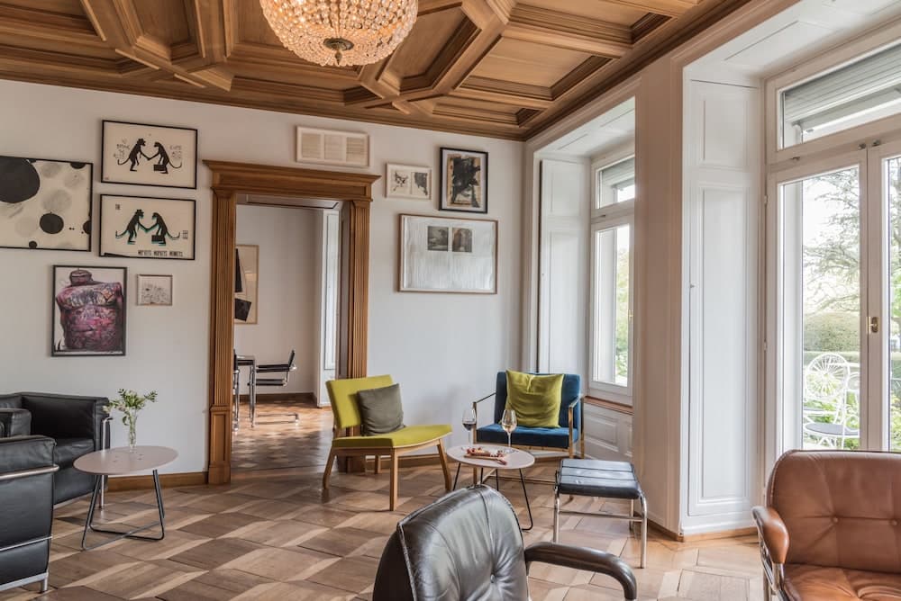 Lobby lounge