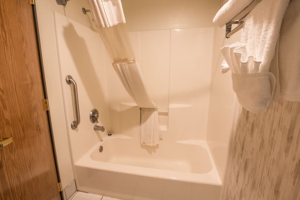 Deep soaking bathtub