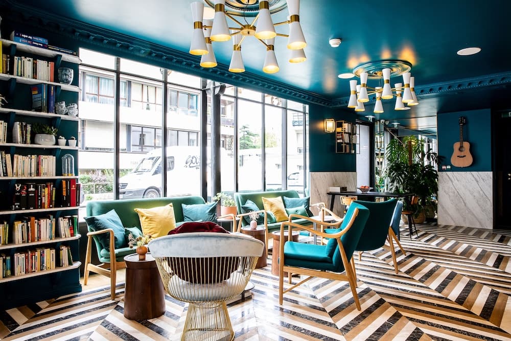 Lobby lounge