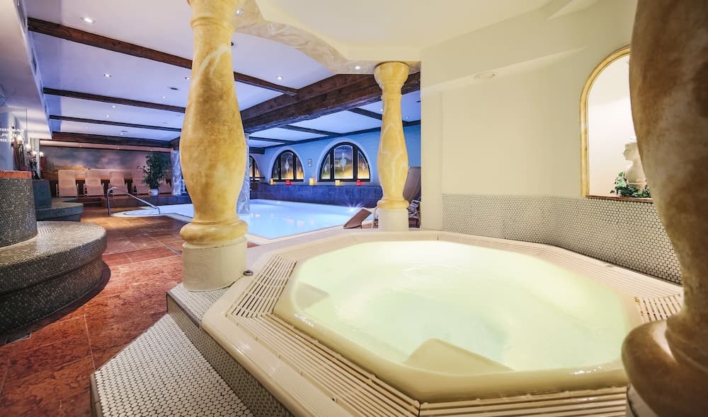 Indoor spa tub