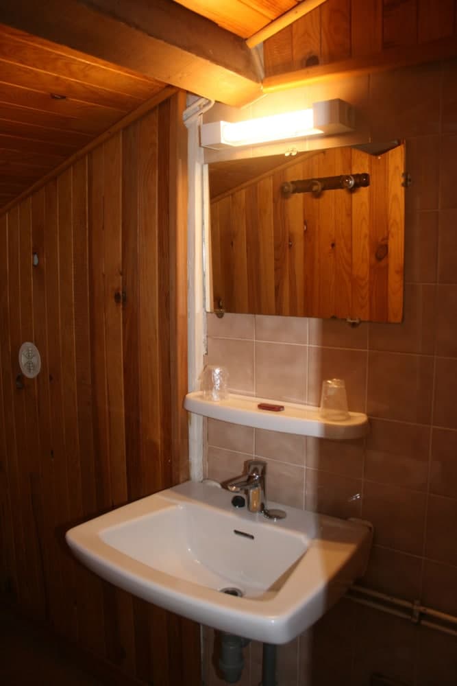 Bathroom sink