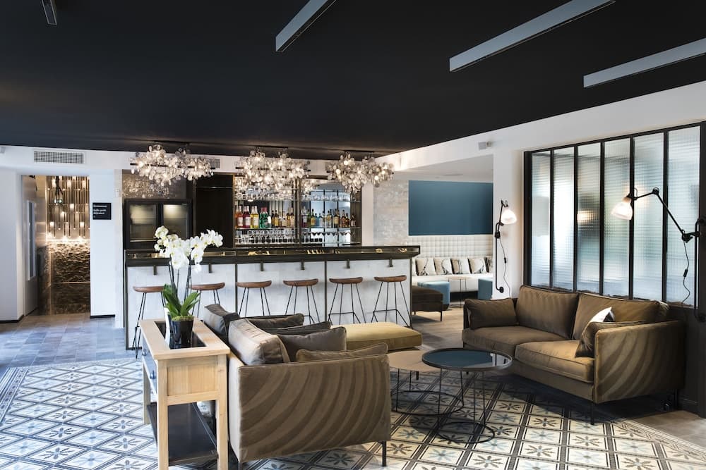 Lobby lounge