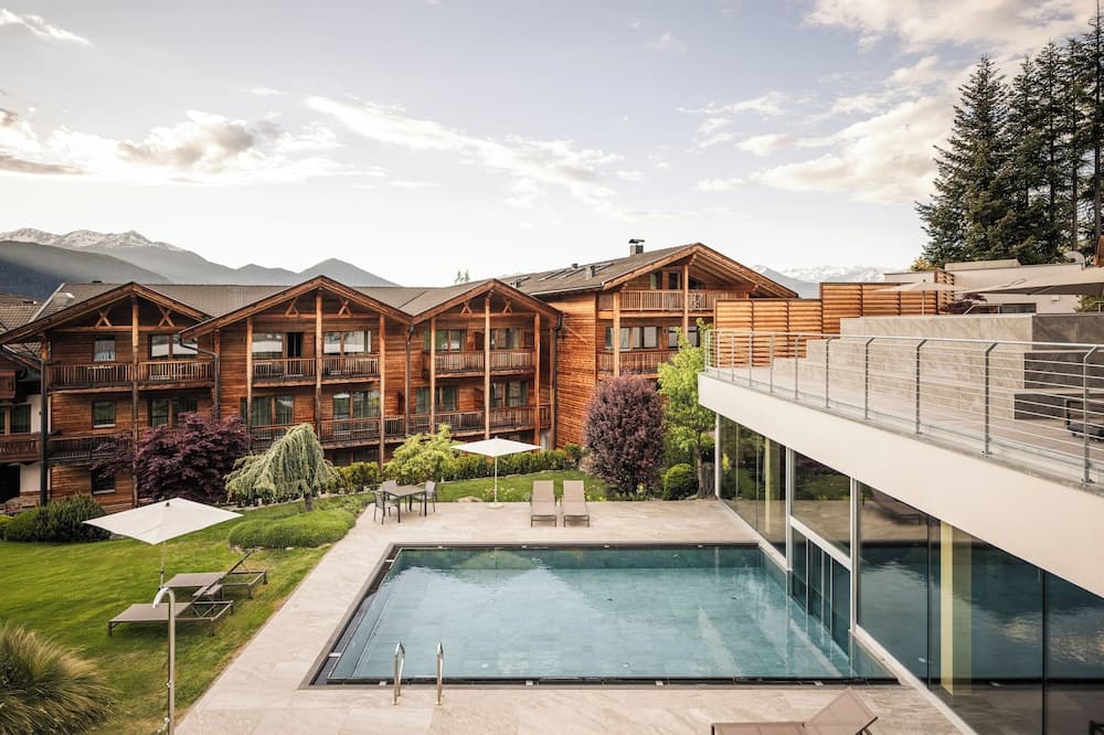 Indoor/outdoor pool