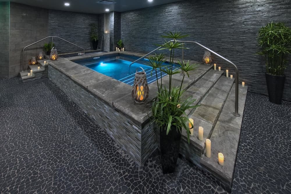 Indoor spa tub