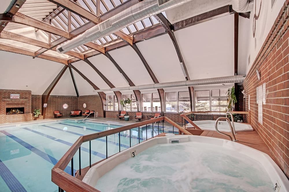 Indoor spa tub