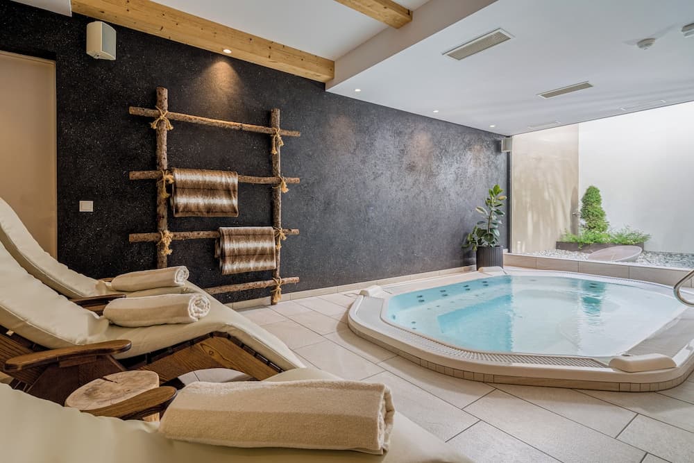 Indoor spa tub