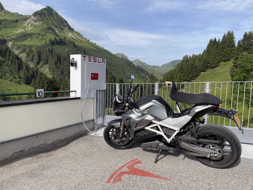 Electric vehicle charging station