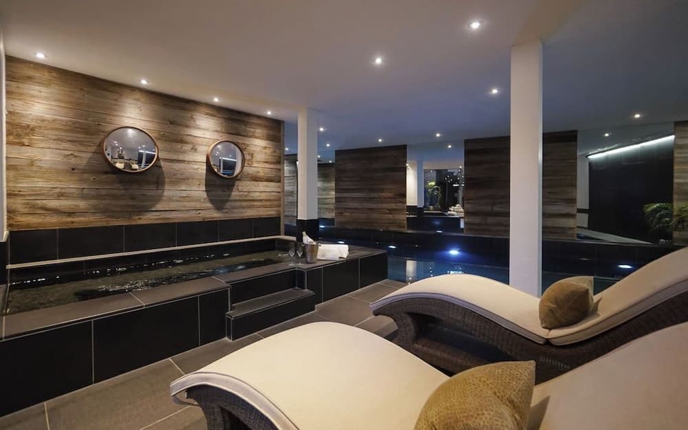 Indoor spa tub