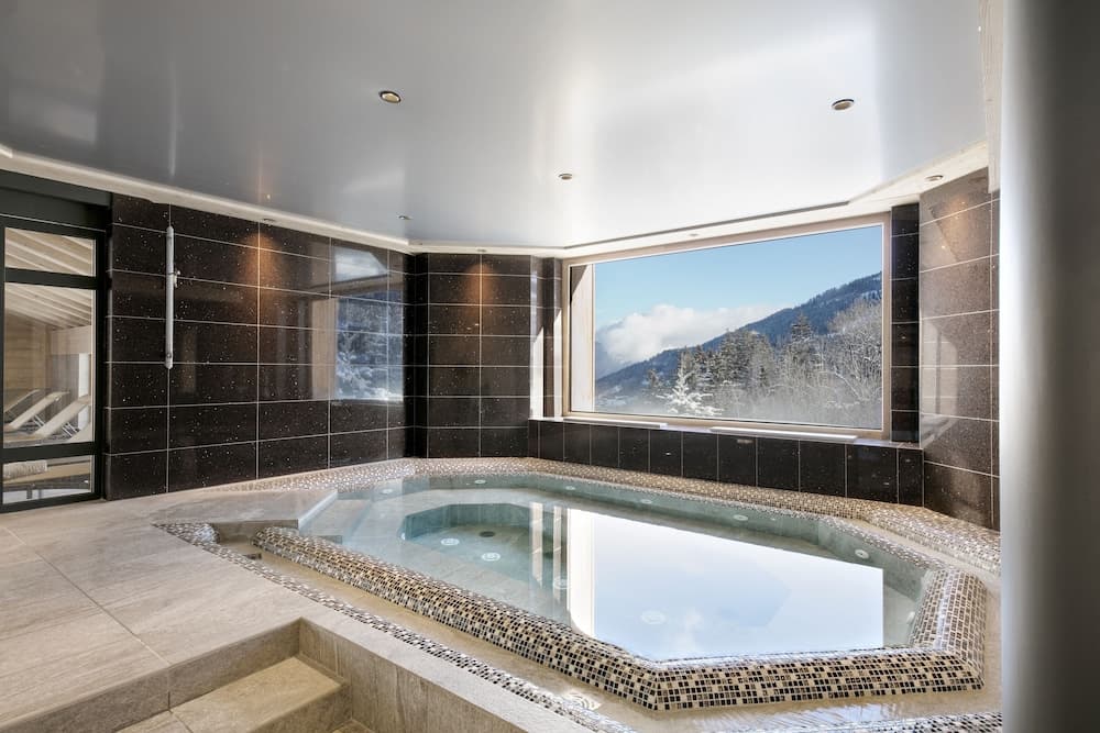 Indoor spa tub