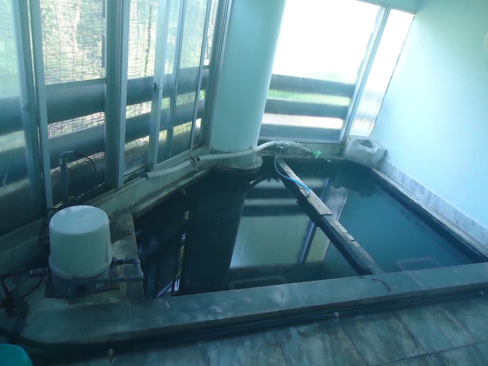 Indoor spa tub