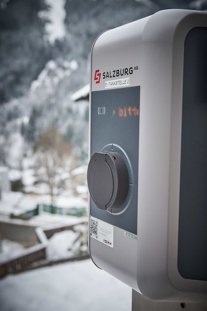 Electric vehicle charging station