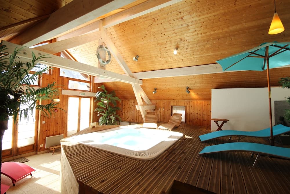 Indoor spa tub
