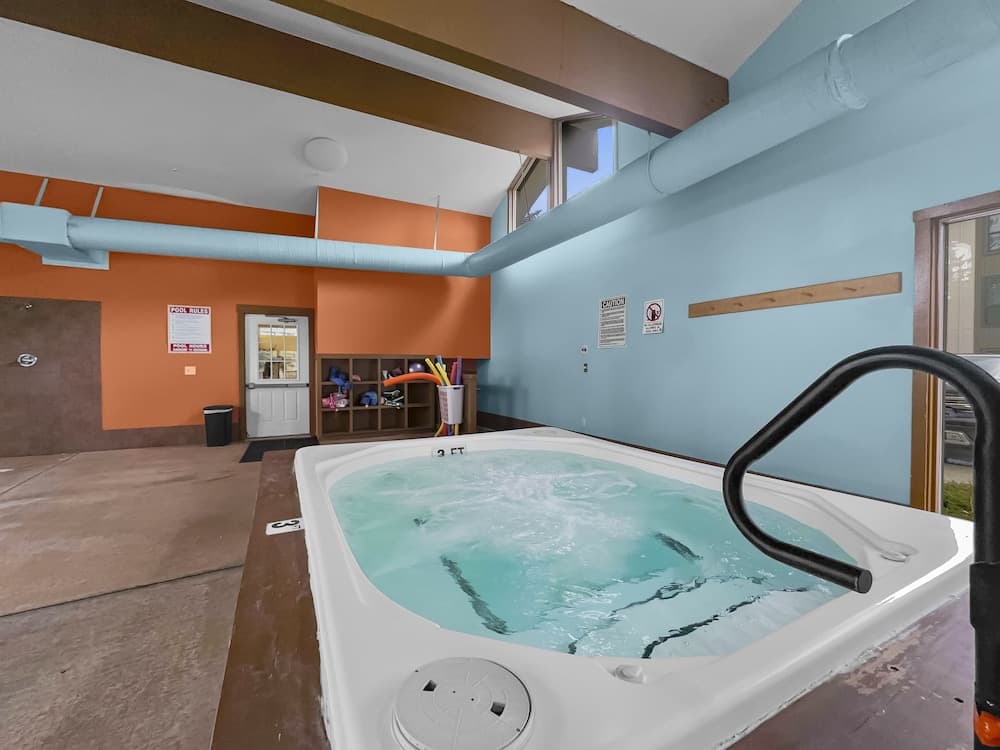 Indoor spa tub