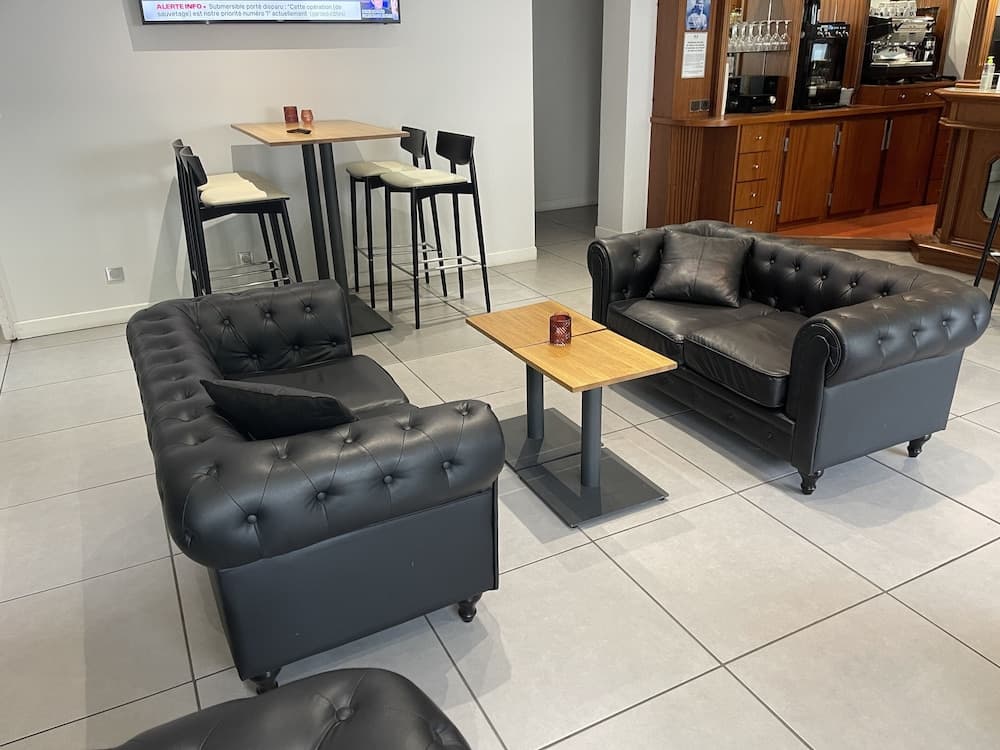 Lobby lounge
