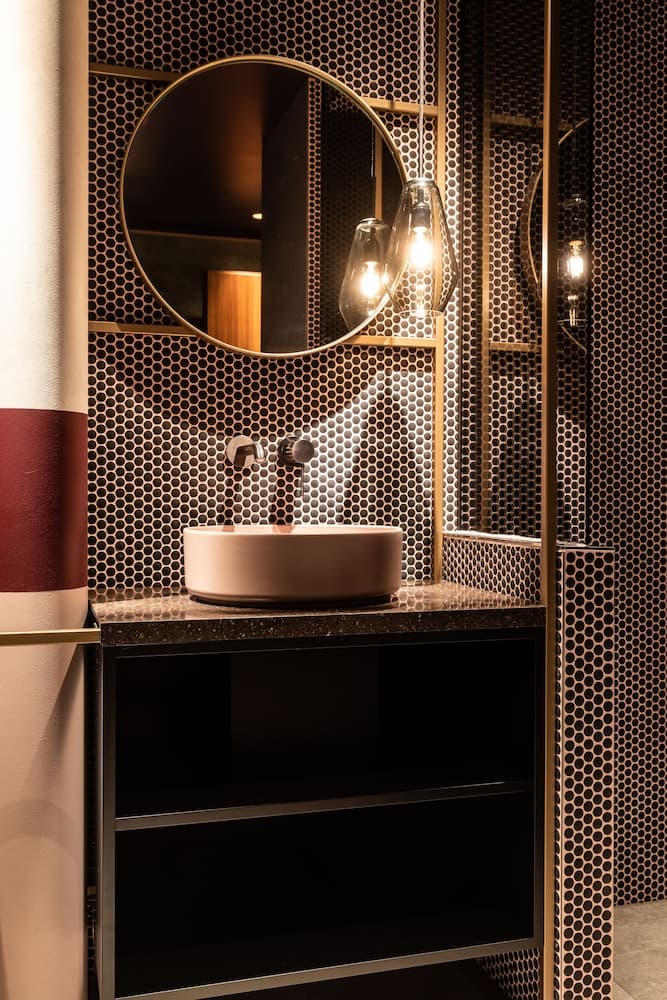 Bathroom sink