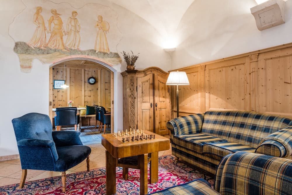 Lobby lounge