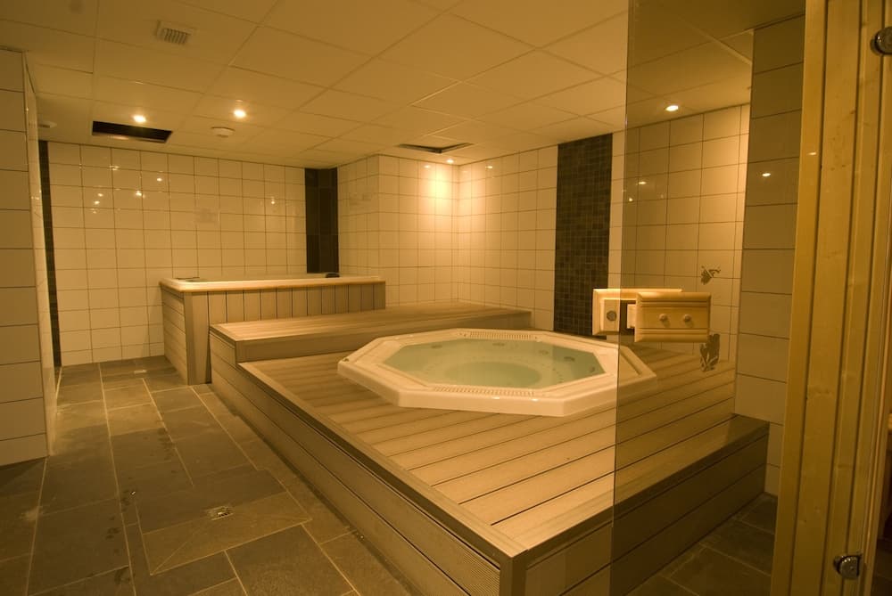 Indoor spa tub