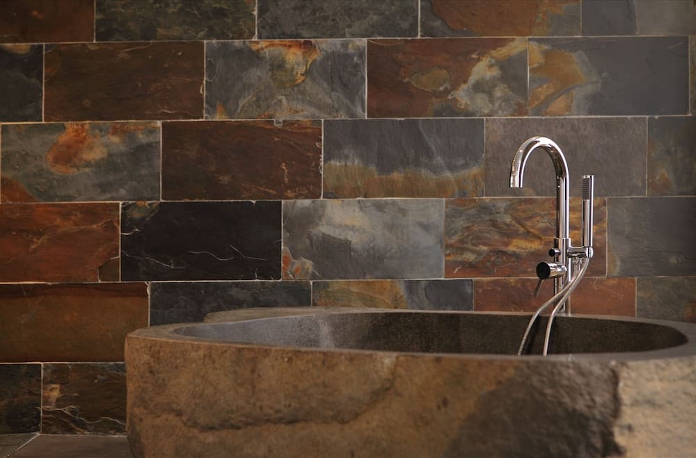 Deep soaking bathtub