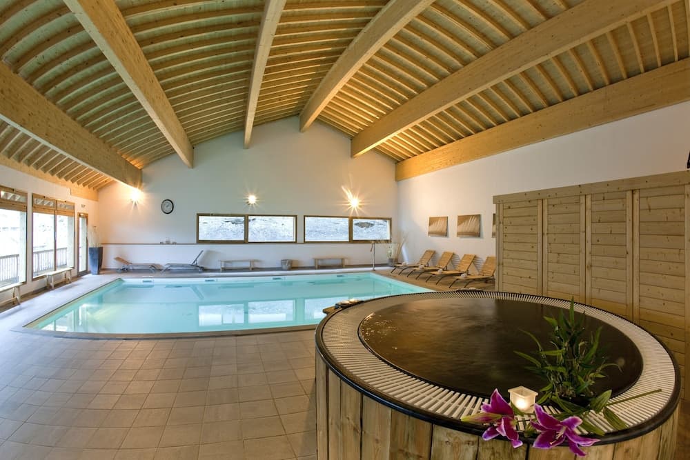 Indoor spa tub