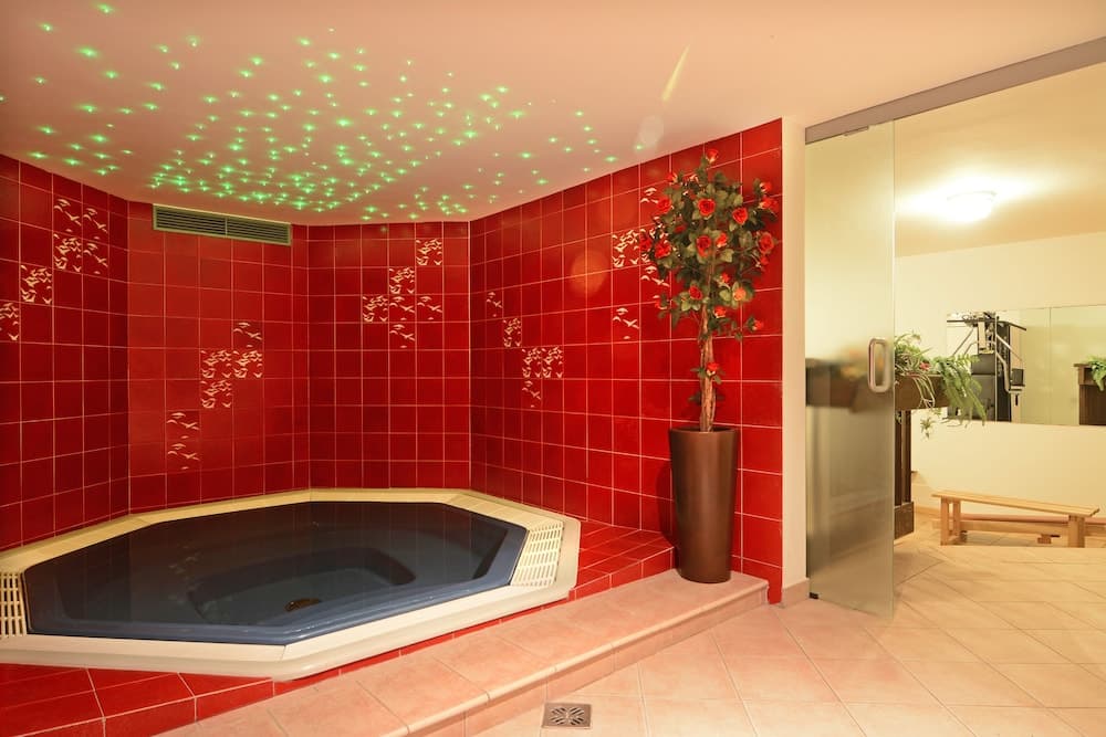 Indoor spa tub