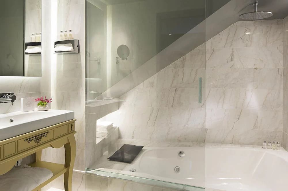 Jetted tub