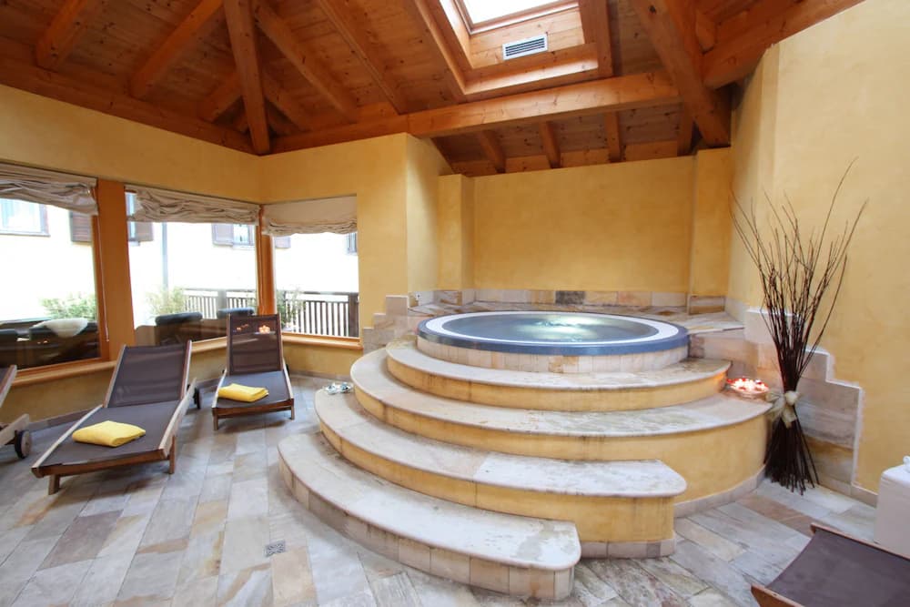 Indoor spa tub