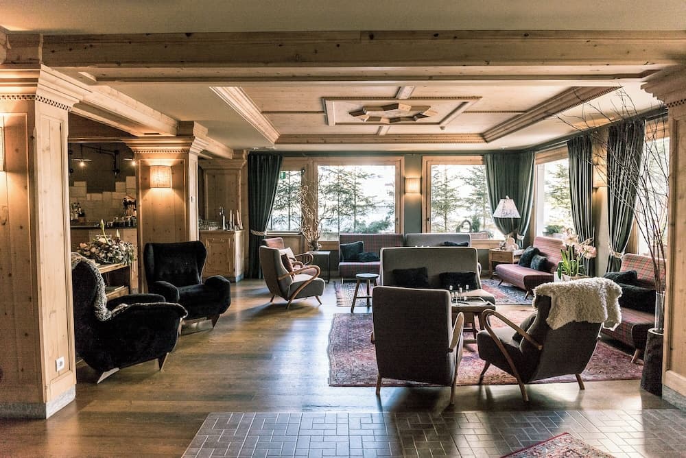 Lobby lounge