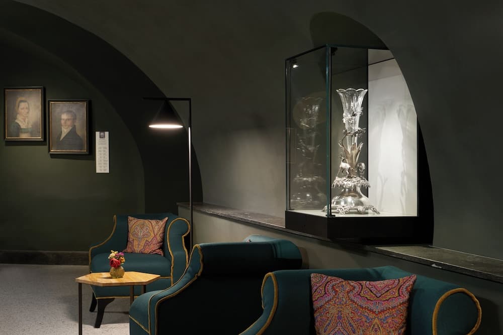 Lobby lounge