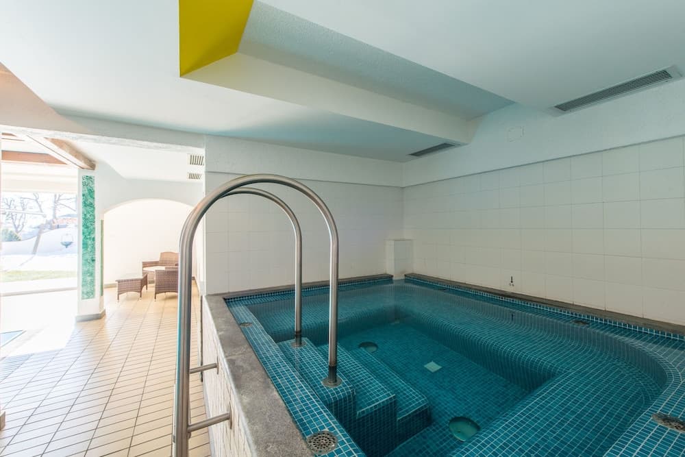 Indoor spa tub