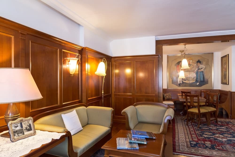 Lobby lounge