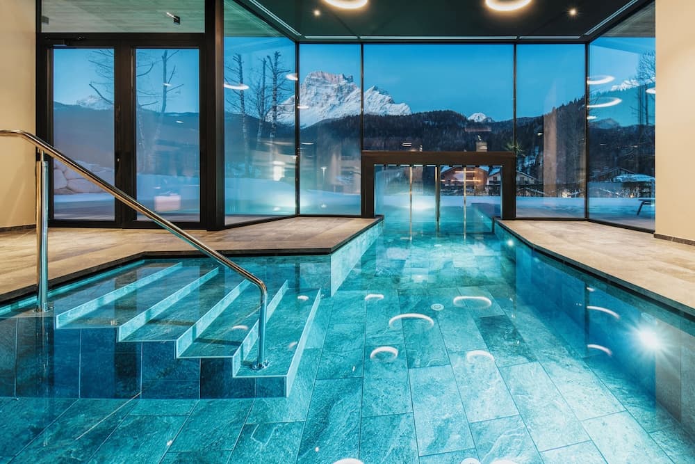 Indoor/outdoor pool