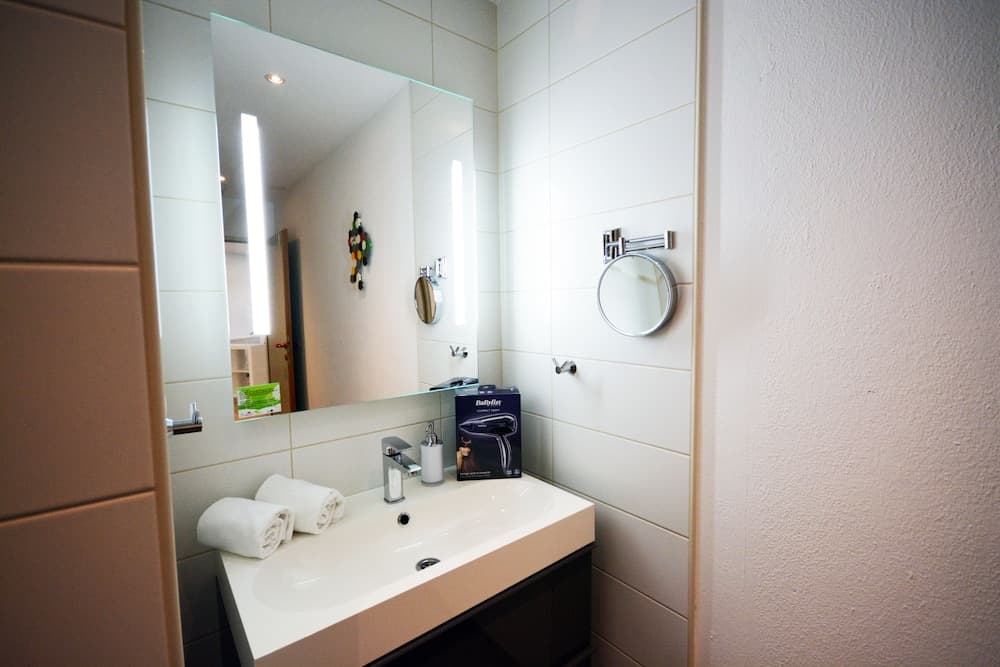 Bathroom sink