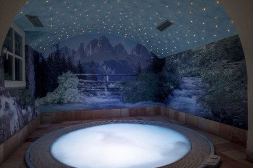 Indoor spa tub
