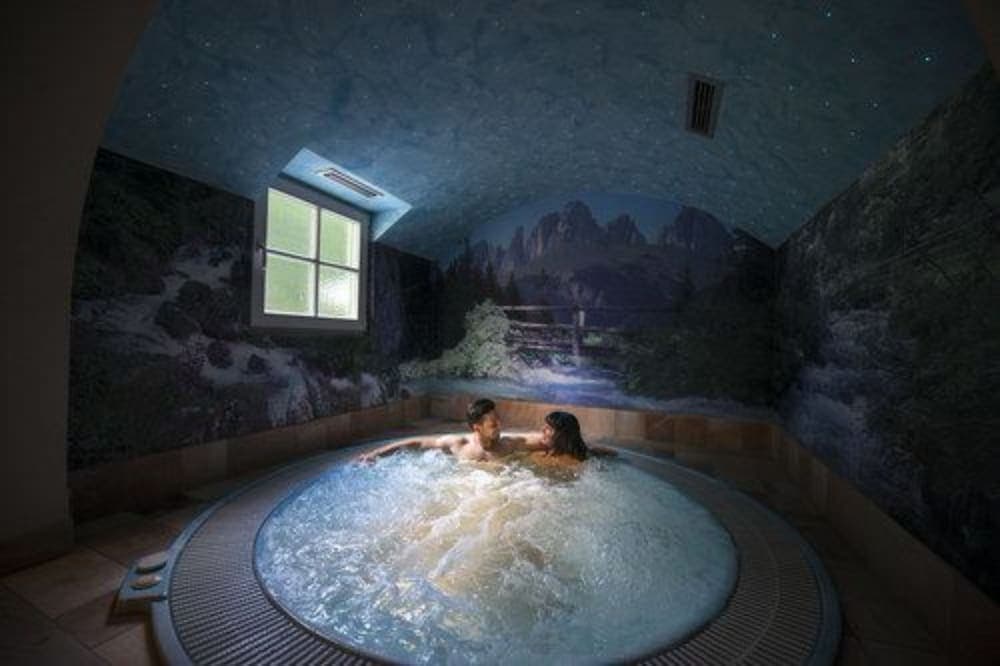 Indoor spa tub