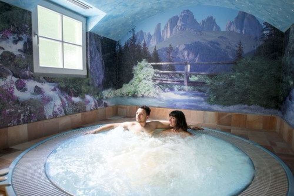 Indoor spa tub
