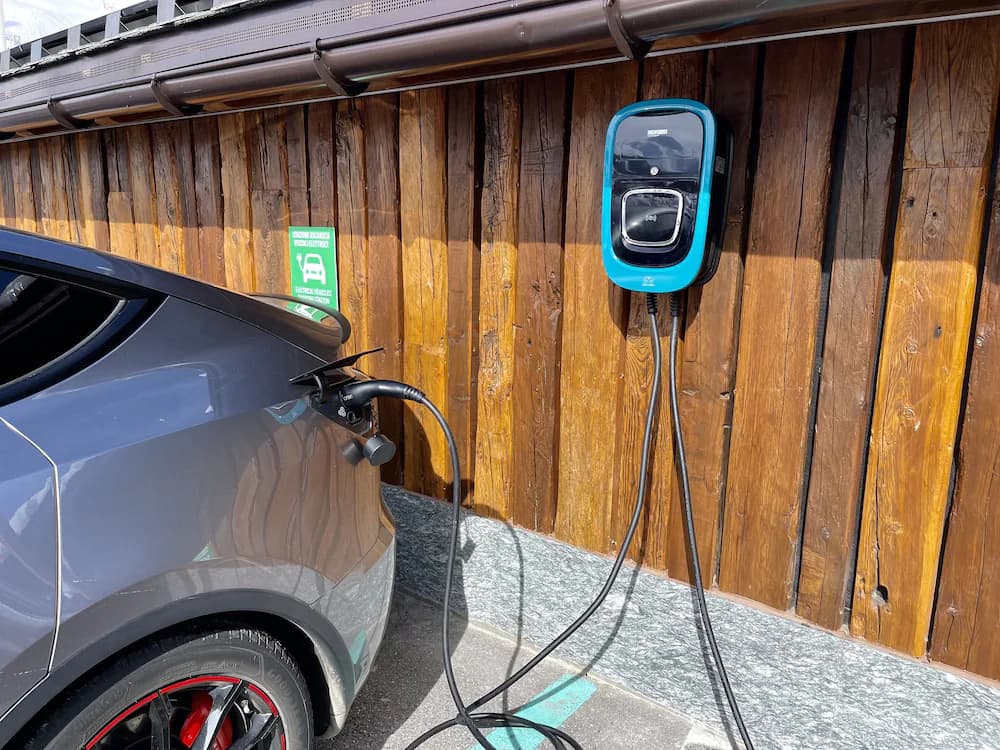 Electric vehicle charging station