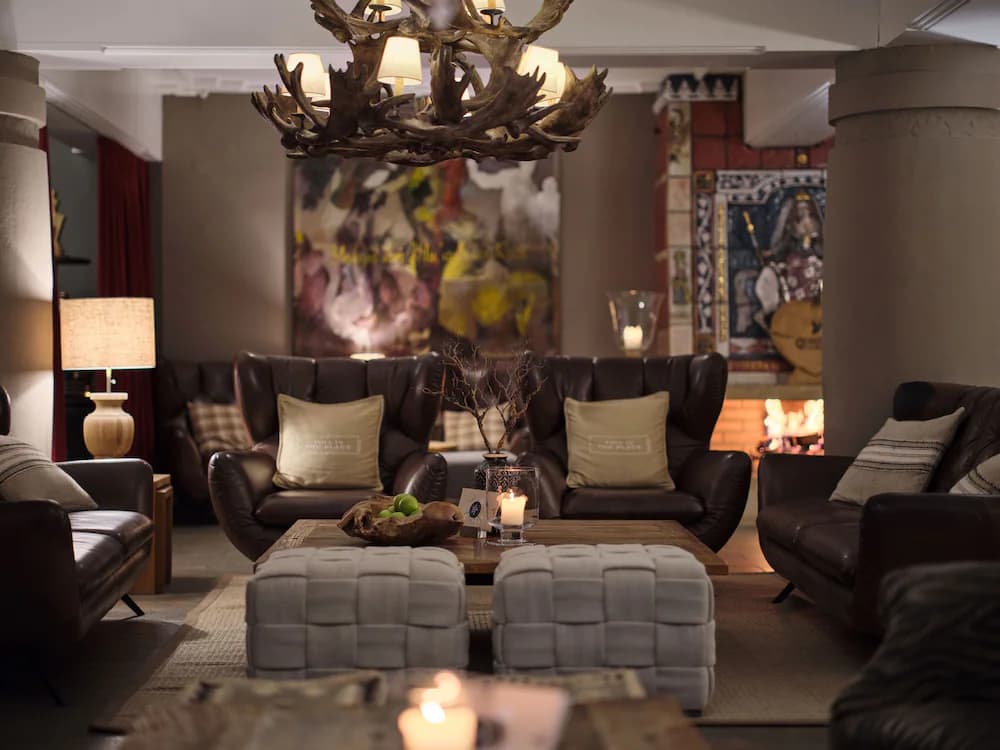 Lobby lounge