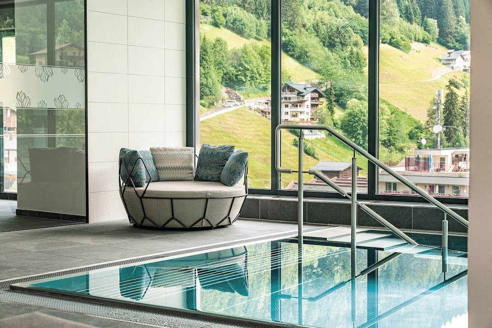 Indoor/outdoor pool