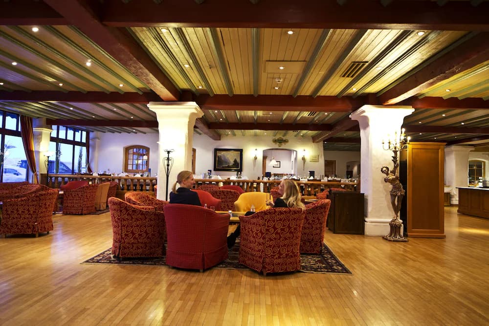 Lobby lounge