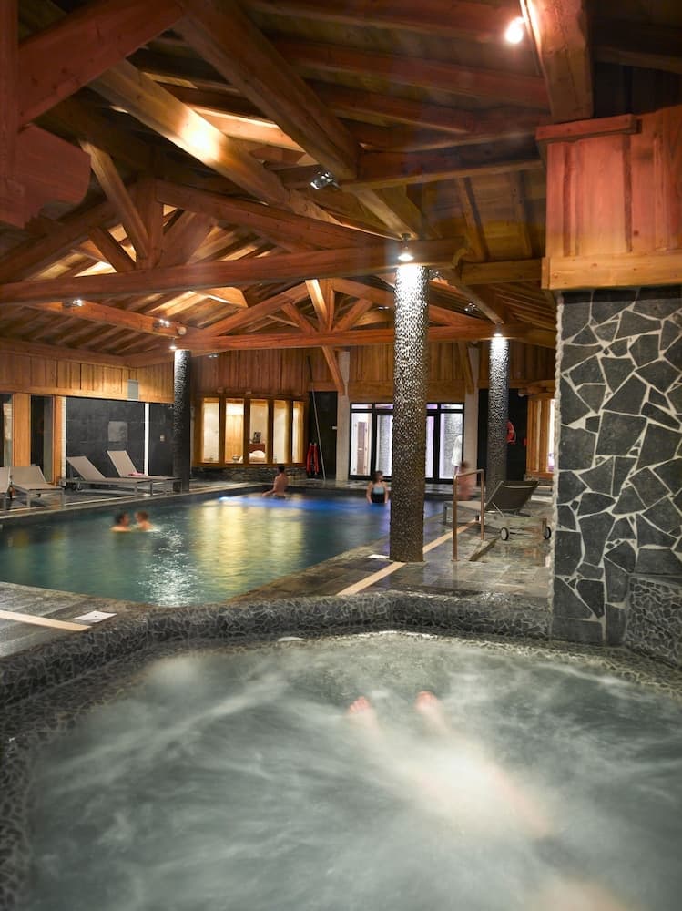Indoor spa tub