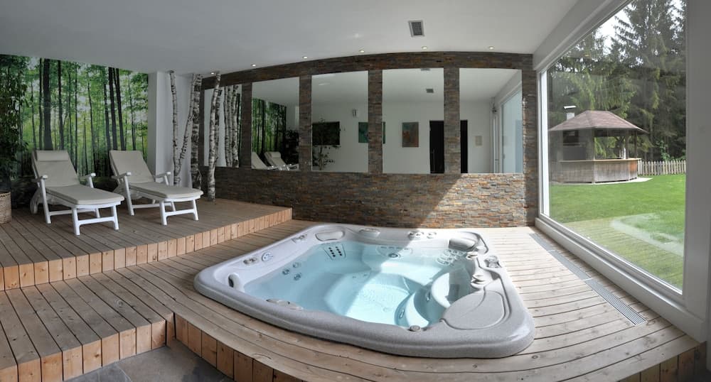 Indoor spa tub
