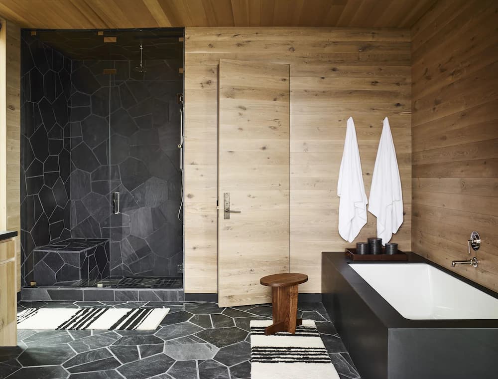 Deep soaking bathtub