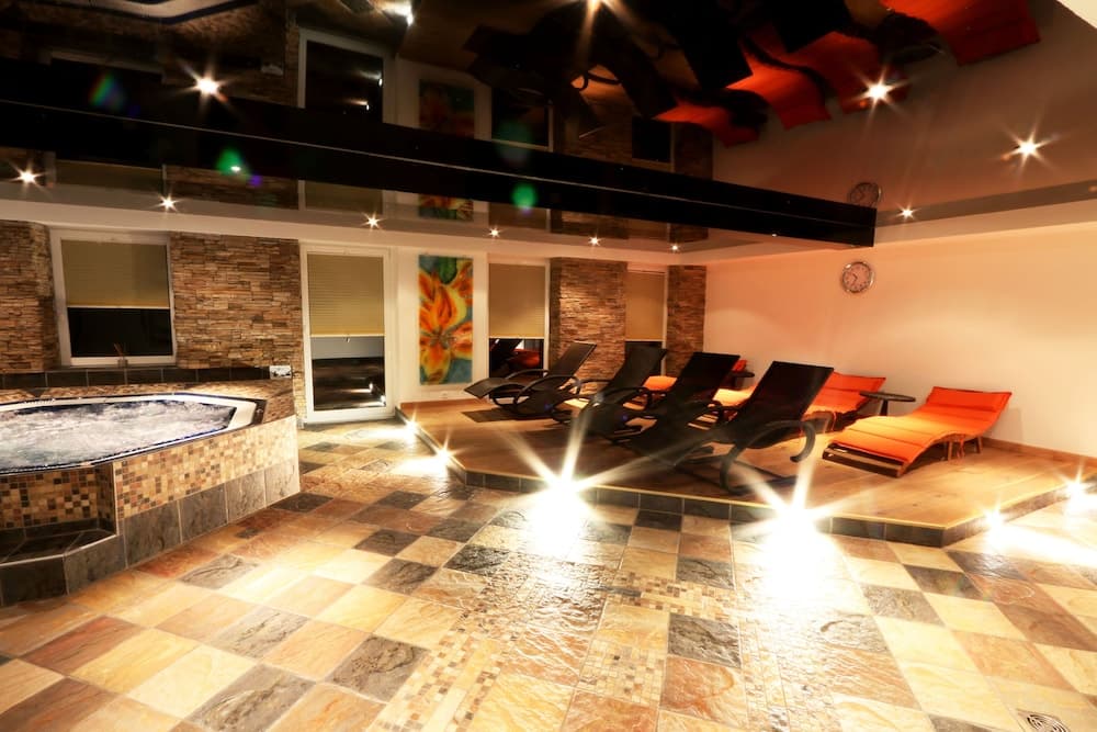 Indoor spa tub