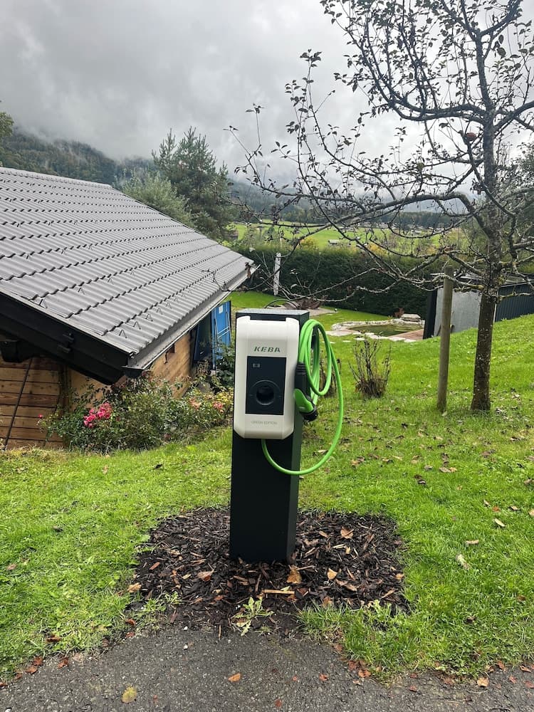 Electric vehicle charging station