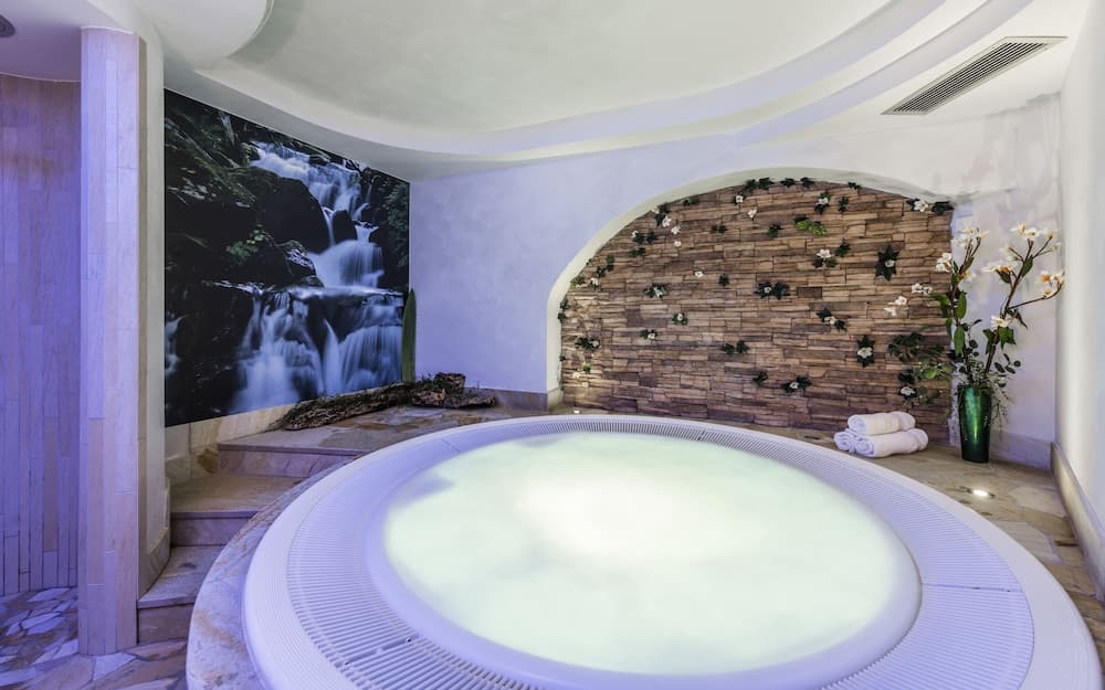 Indoor spa tub