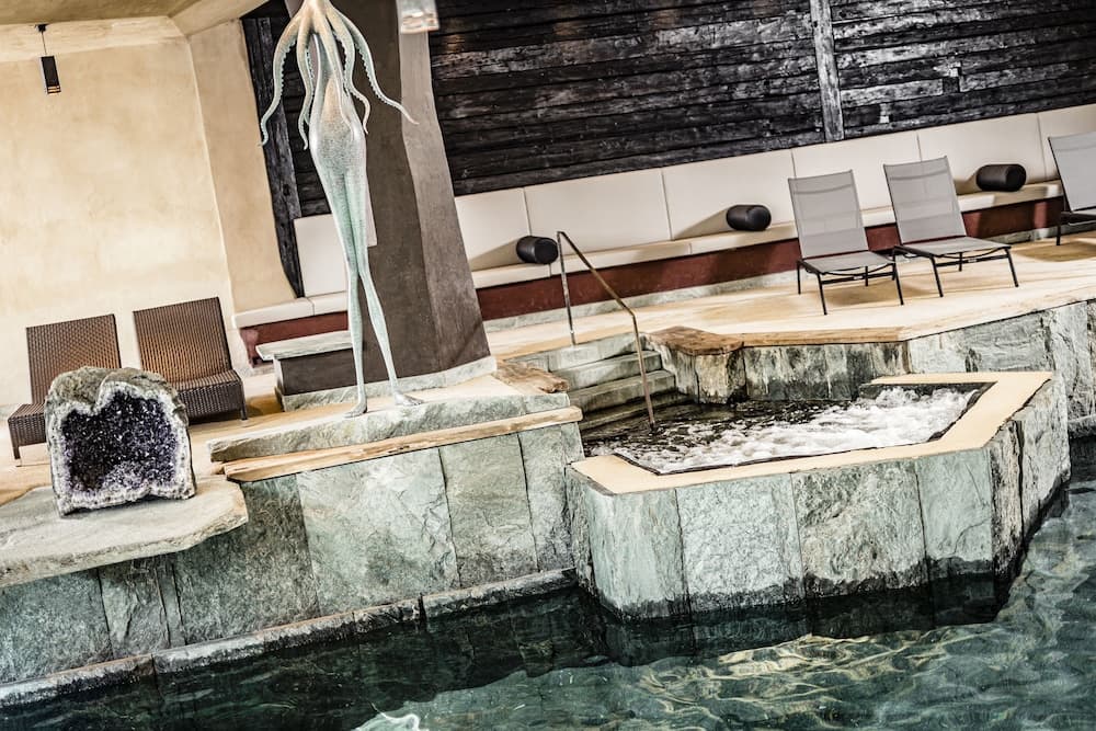 Indoor spa tub